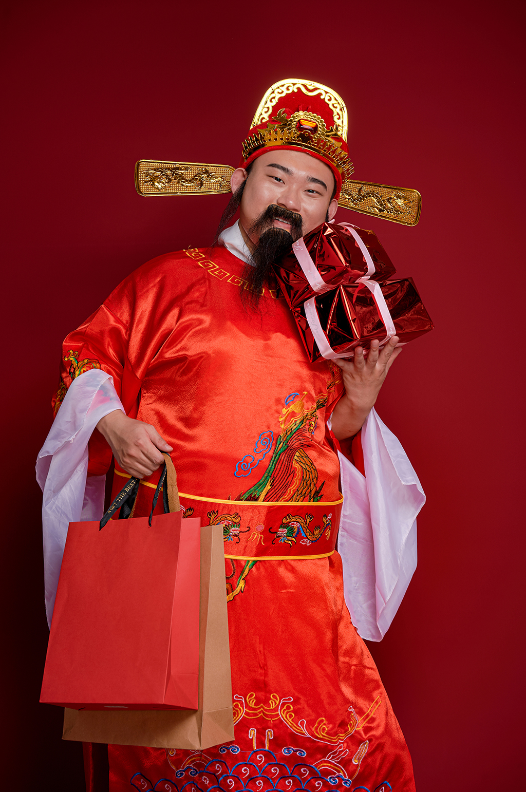 新年財(cái)神爺手拿購(gòu)物袋禮物盒人物攝影圖素材
