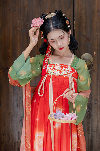 中国风唐制汉服女性头戴花朵人物精修摄影图