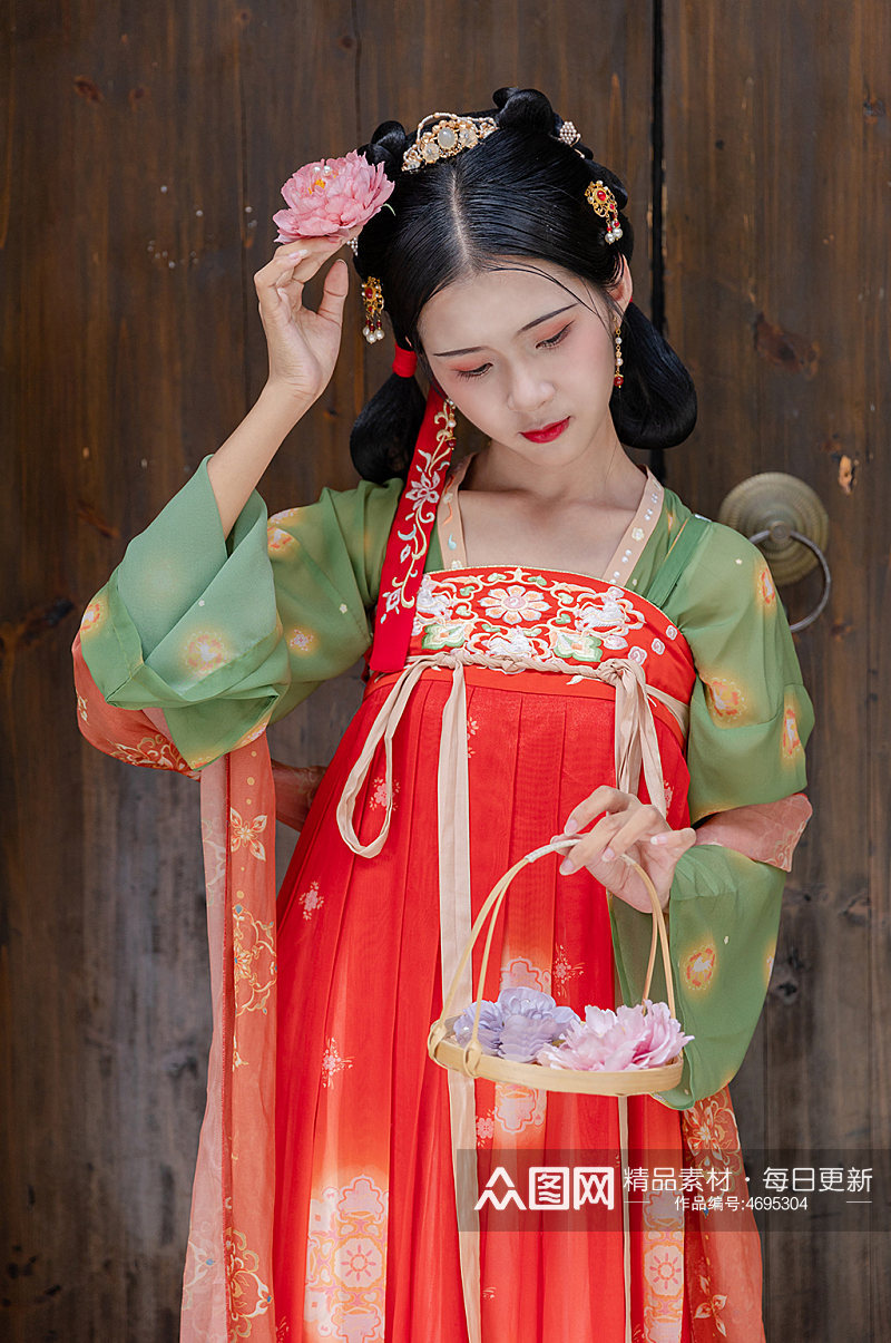 中国风唐制汉服女性头戴花朵人物精修摄影图素材