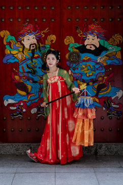 唐宫夜宴古装汉服女性绛纱灯人物精修摄影图
