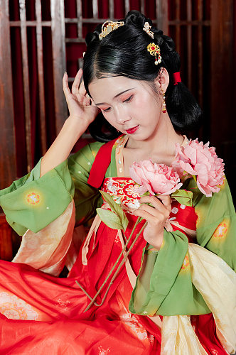 唐宫夜宴汉服女性手拿牡丹人物精修摄影图片