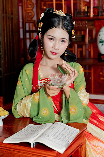 唐宫夜宴汉服女性喝茶茶杯人物精修摄影图片