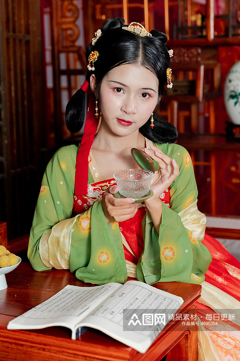 唐宫夜宴汉服女性喝茶茶杯人物精修摄影图片素材