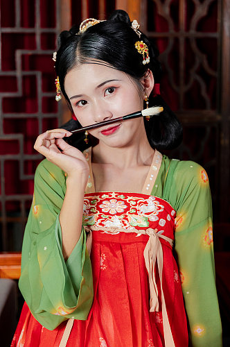 唐宫夜宴汉服女性手拿毛笔人物精修摄影图片