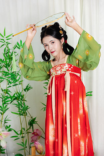 中国风古装汉服女性团扇人物精修摄影图片
