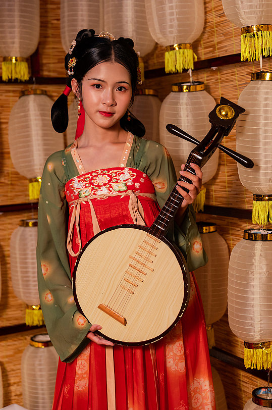 唐制古装汉服女性手拿月琴人物精修摄影图