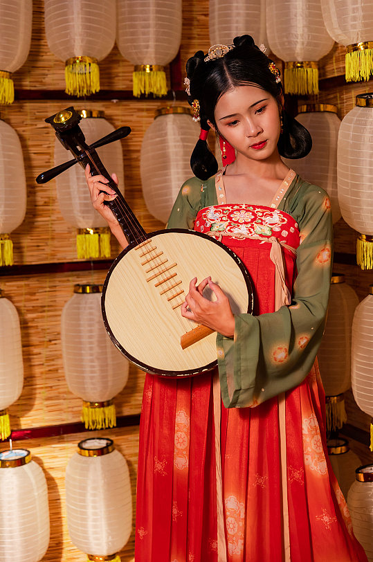 花朵人物精修摄影图立即下载唐宫夜宴汉服女性手抱月琴人物精修摄影图