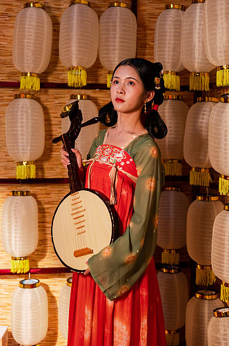 中国风唐制古装汉服女性月琴人物精修摄影图