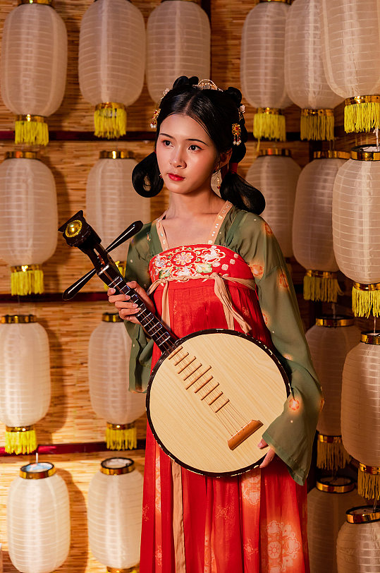 唐宫夜宴汉服女性手抱月琴人物精修摄影图