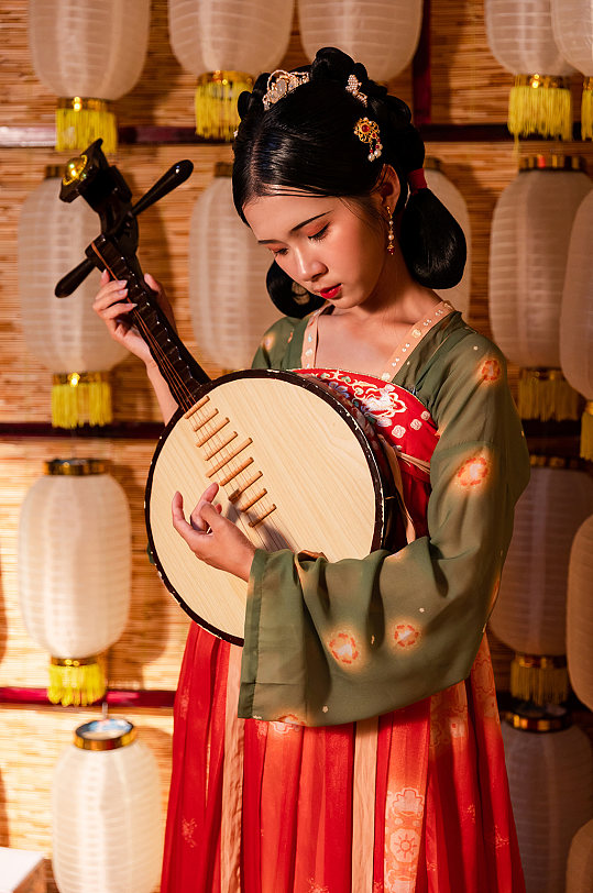 国风唐制汉服女性手抱月琴人物精修摄影图