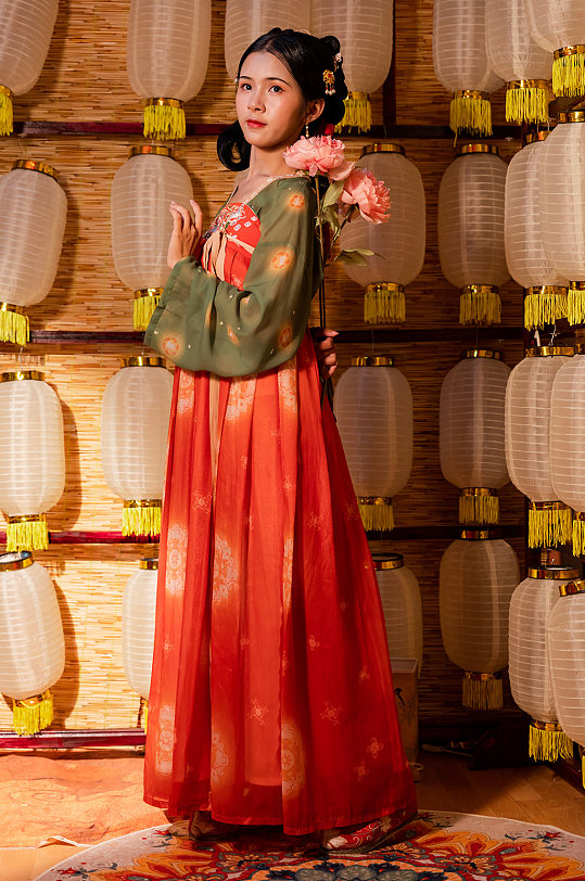 唐宫夜宴汉服女性手拿鲜花人物精修摄影图