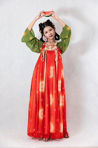 中国风唐制古装汉服女性西瓜人物精修摄影图