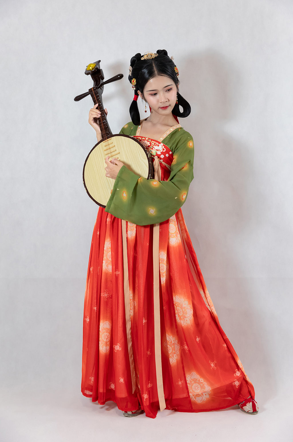 唐宫夜宴汉服女性人物手抱月琴精修摄影图素材