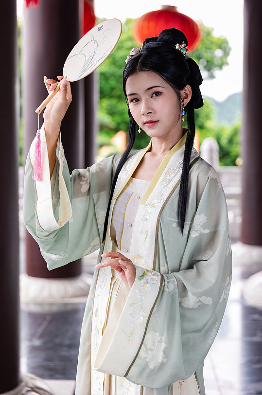 淡雅宋制汉服人物手拿团扇精修摄影图