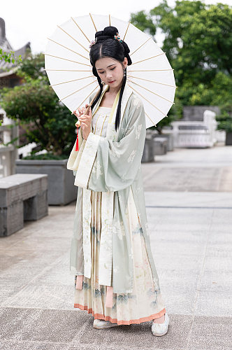 中国风宋制古装汉服女性人物打伞精修摄影图