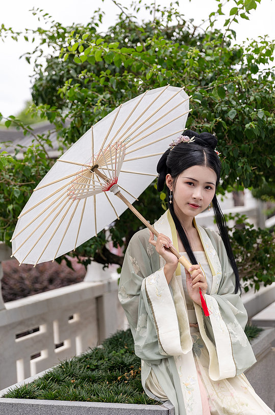 淡雅宋制古装汉服女性人物油纸伞精修摄影图