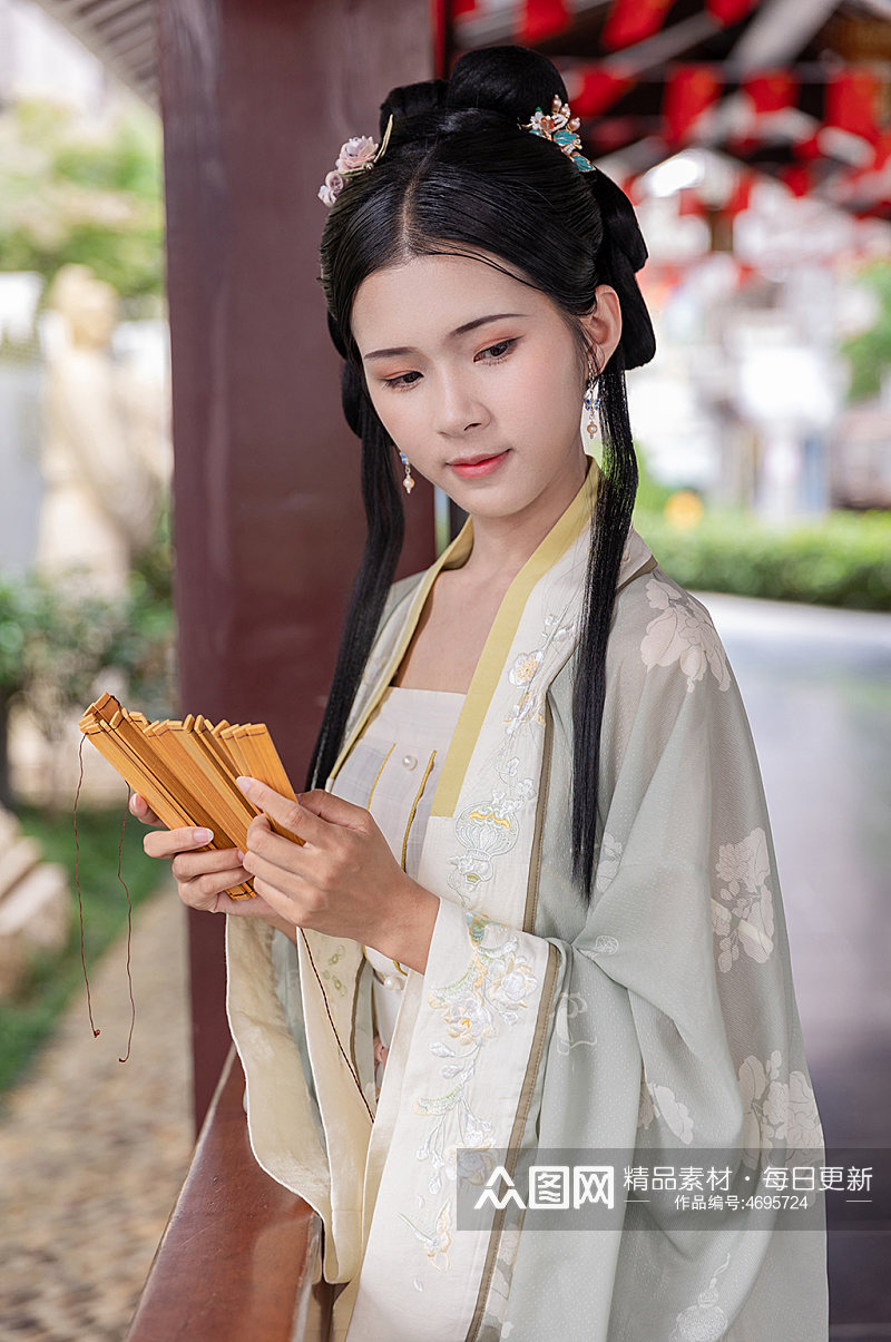中国风清新汉服女性人物手拿竹简精修摄影图素材