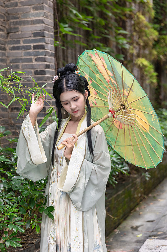 淡雅宋制汉服女性人物油纸伞精修摄影图