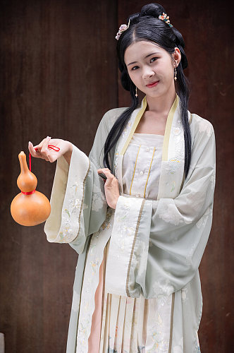 中国风淡雅汉服女性人物葫芦精修摄影图