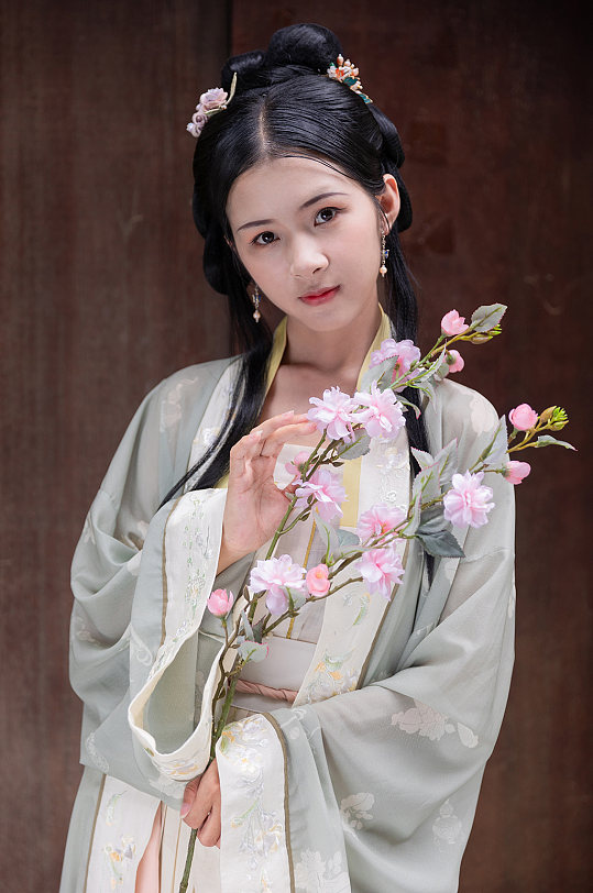 中国风宋制汉服女性人物手拿鲜花精修摄影图