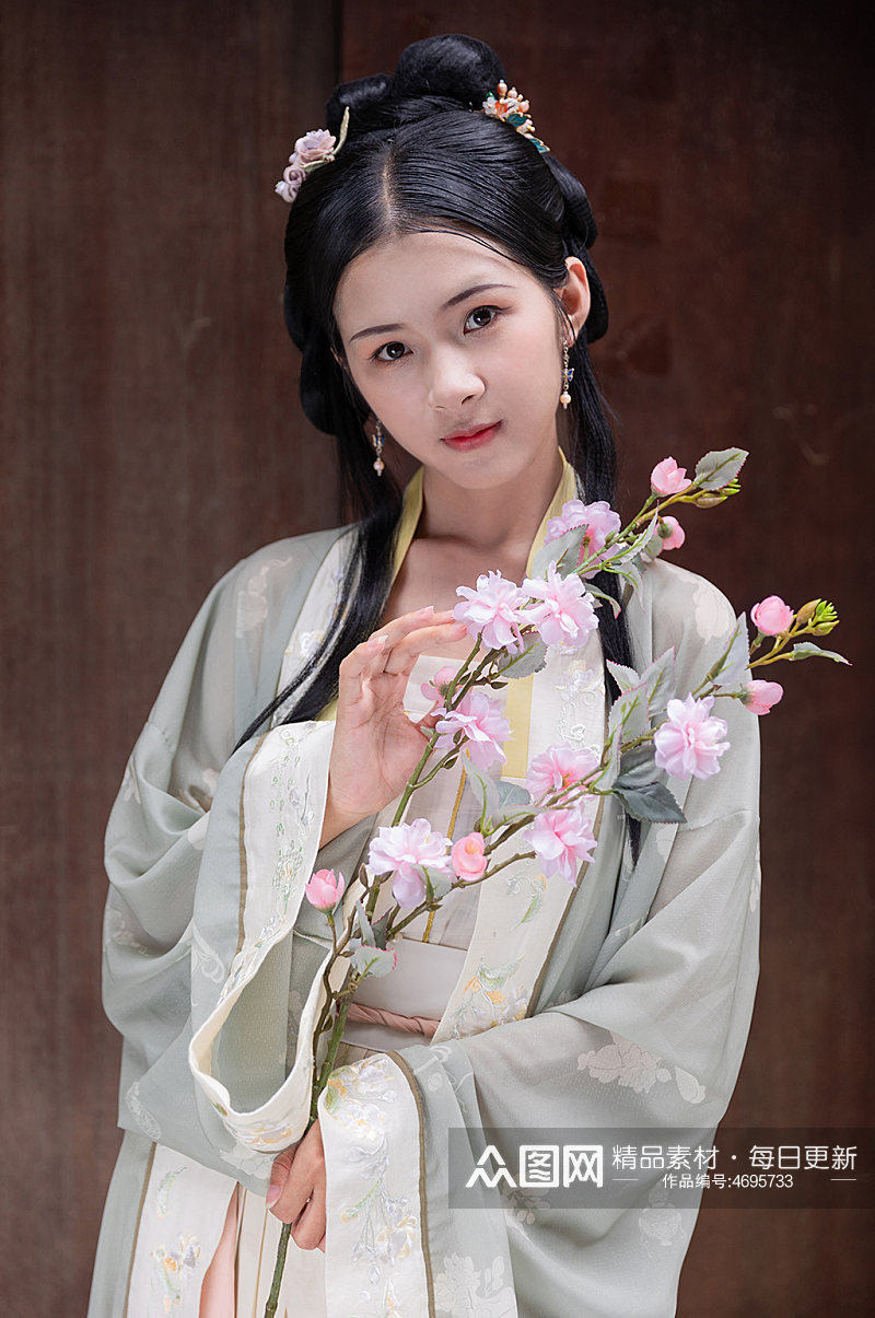 中国风宋制汉服女性人物手拿鲜花精修摄影图素材