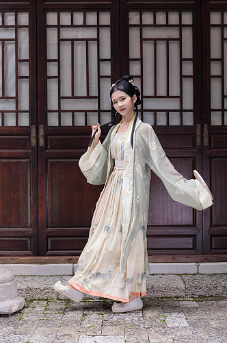 中国风淡雅汉服女性人物手拿扇子精修摄影图