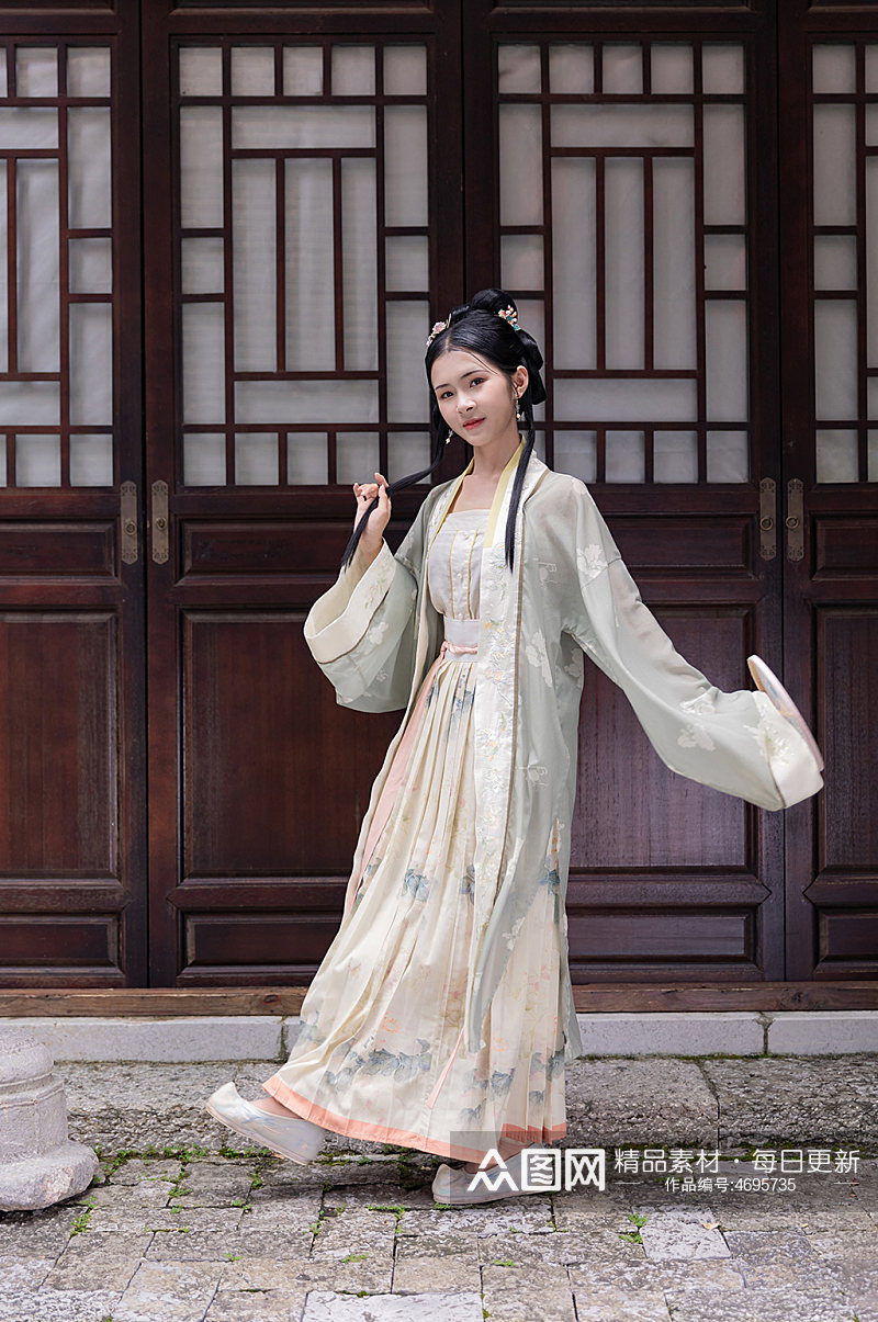 中国风淡雅汉服女性人物手拿扇子精修摄影图素材