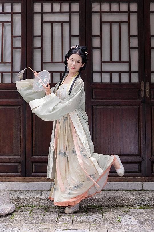 清新古风汉服女性人物手拿团扇精修摄影图