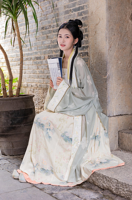 淡雅古风汉服女性人物手拿书本精修摄影图