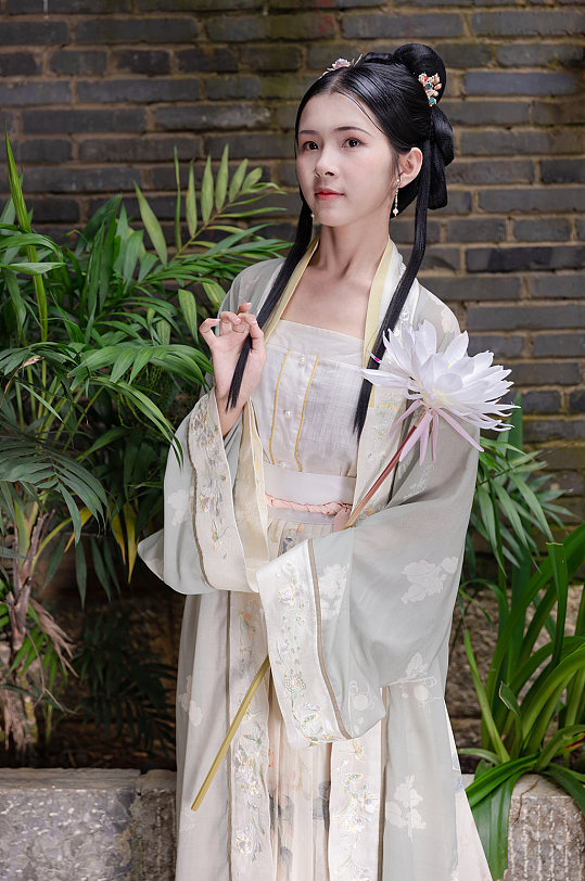 淡雅宋制汉服女性人物手抱昙花精修摄影图