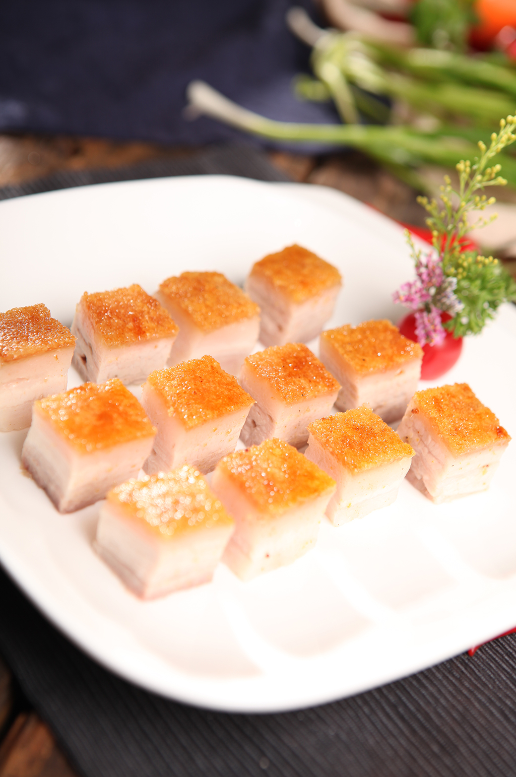 特色芝麻脆皮烧肉美食菜品摄影图素材