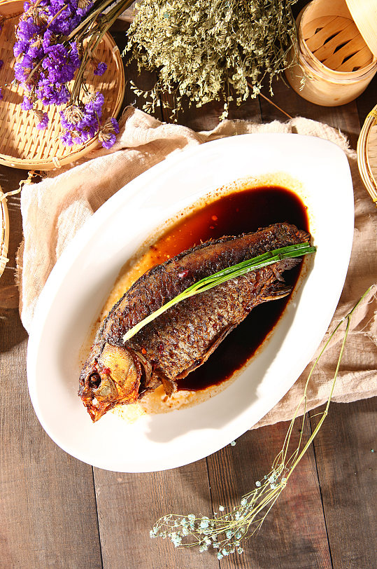 家常菜品葱烧鲫鱼鱼类美食菜品摄影图片