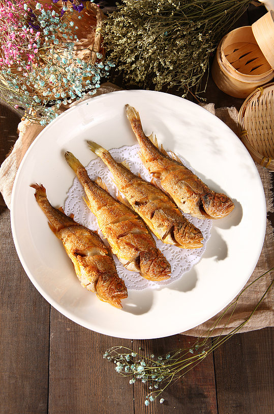 特色青岛香酥油炸小黄鱼美食菜品摄影图片