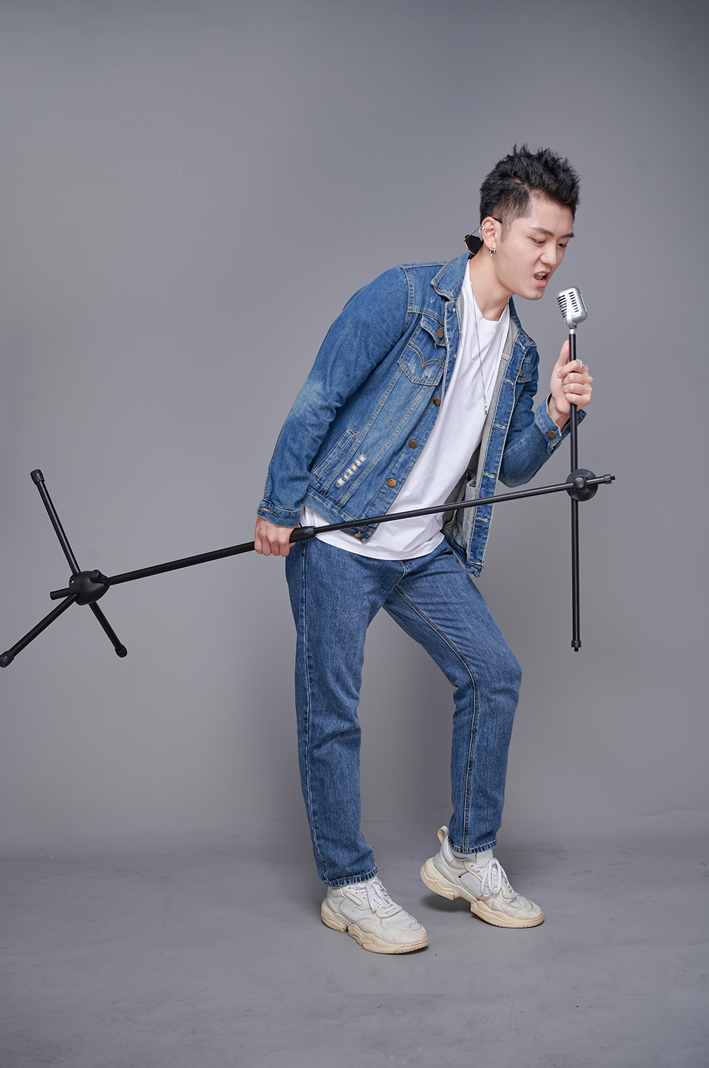 音樂節(jié)演唱朋克搖滾男青年人物攝影圖片素材