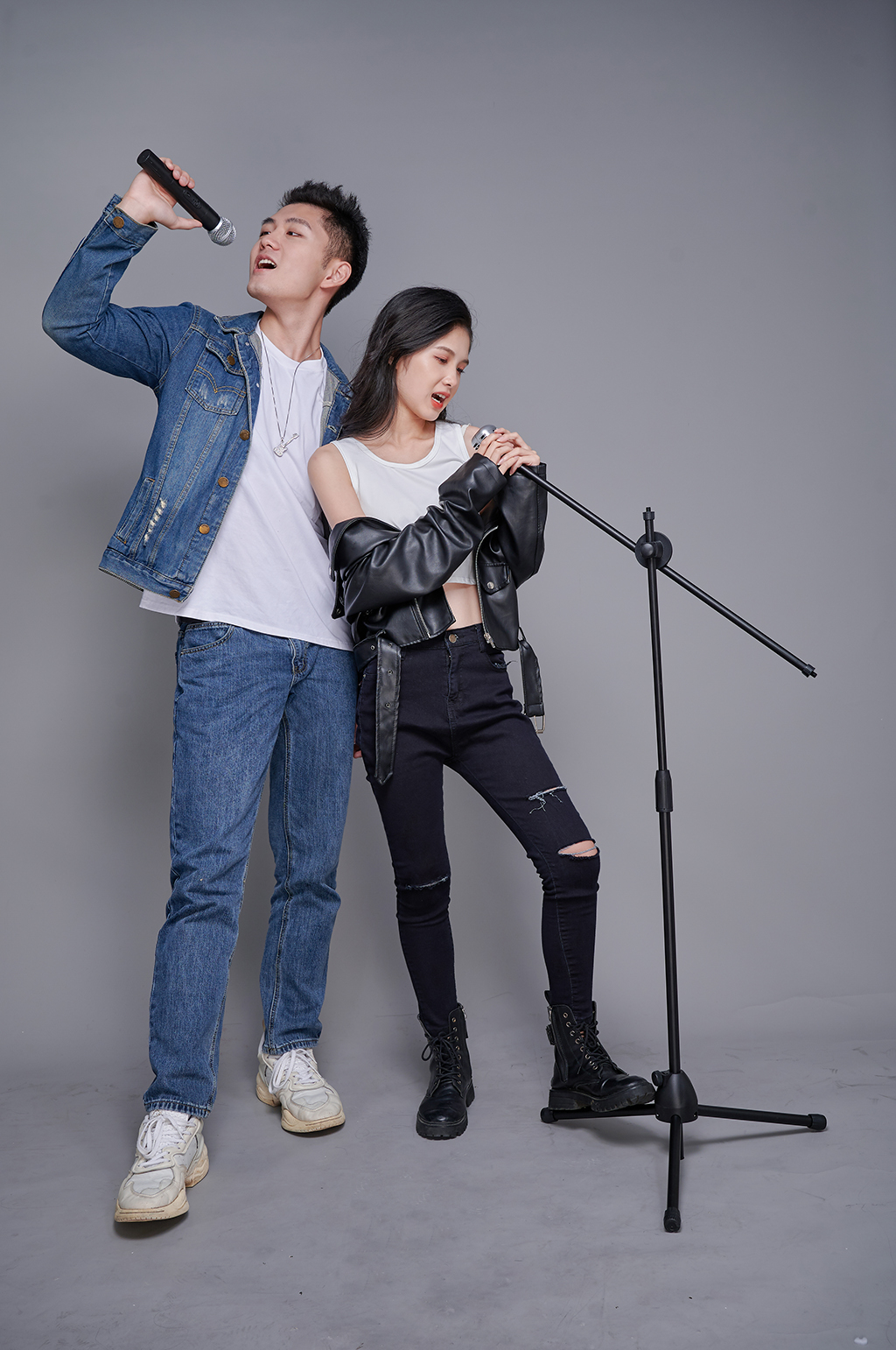 演唱會(huì)現(xiàn)場(chǎng)朋克搖滾青年情侶人物攝影圖片素材