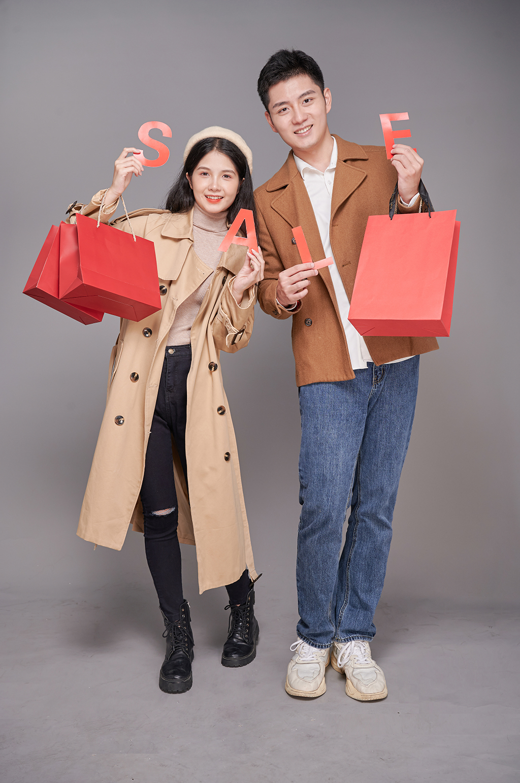 情人节购物节秋冬情侣手拿礼盒人物摄影图片素材