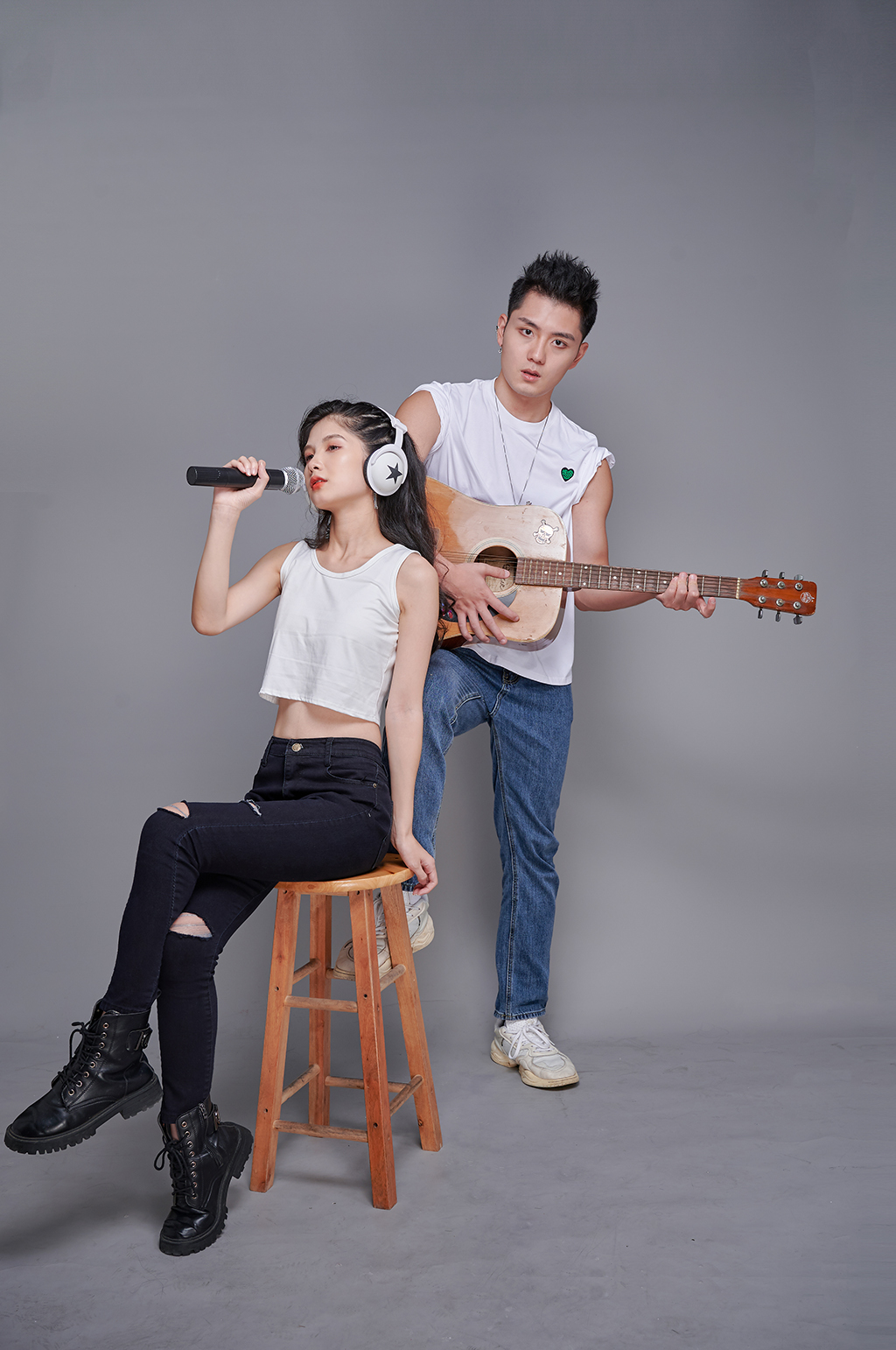 时尚音乐节朋克摇滚青年情侣人物摄影图片素材