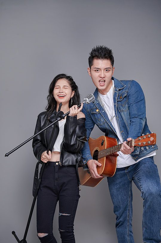 疯狂音乐演唱会朋克摇滚情侣人物摄影图片