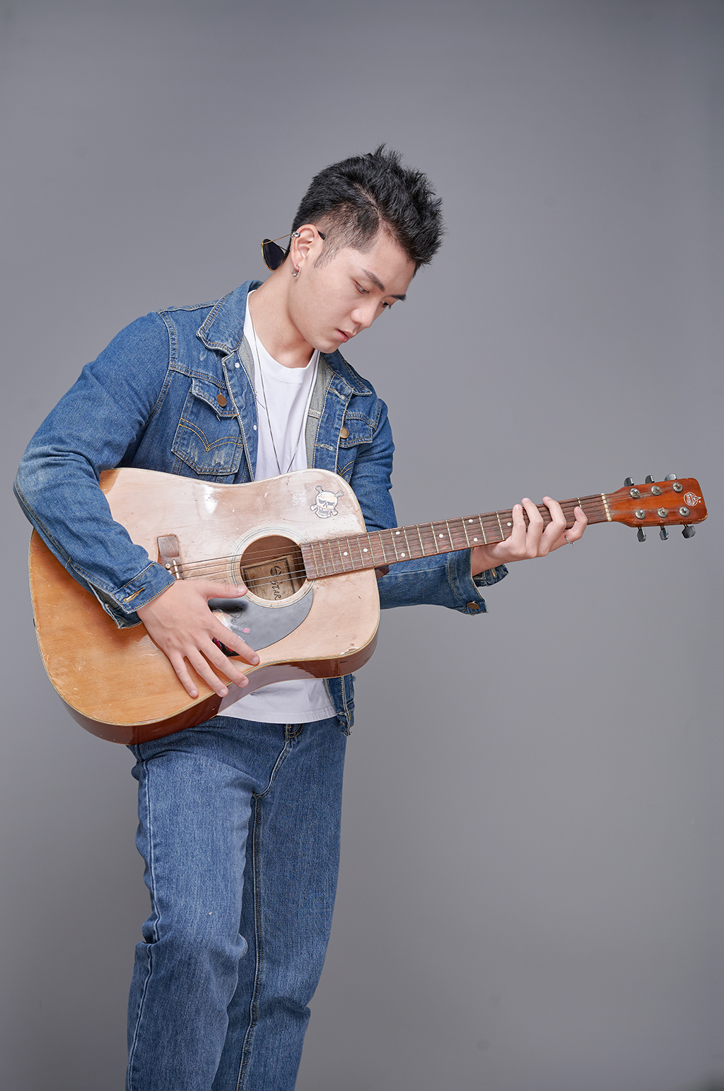 音乐会朋克摇滚男青年人物吉他弹奏摄影图片素材