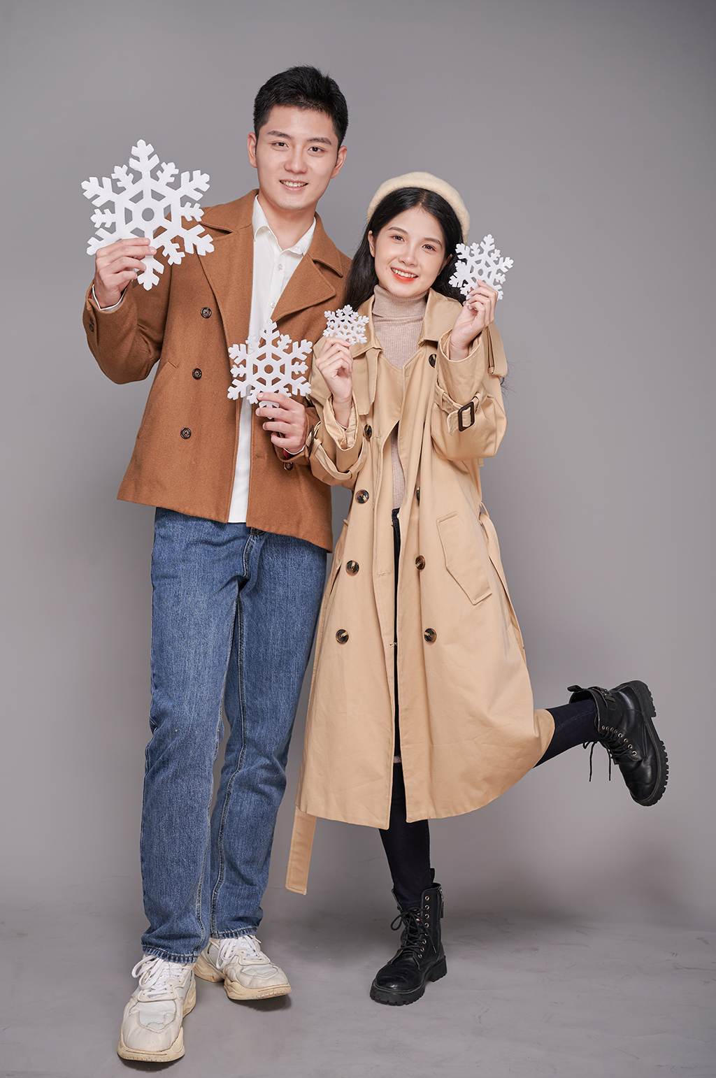 情人节初冬秋冬情侣人物手拿雪花摄影图片素材