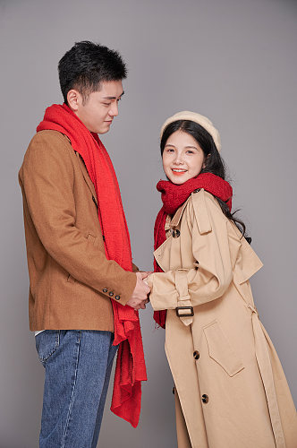 红色围巾情人节秋冬情侣牵手人物摄影图片