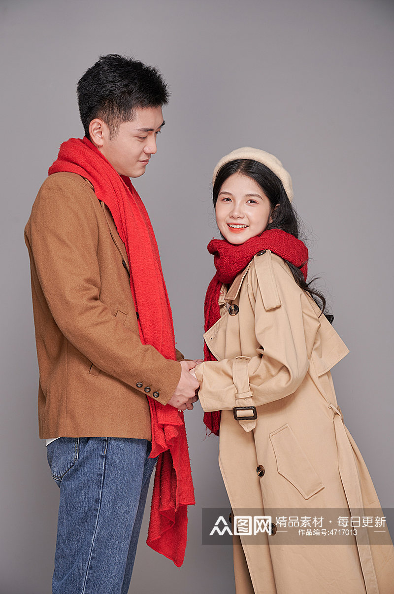 红色围巾情人节秋冬情侣牵手人物摄影图片素材