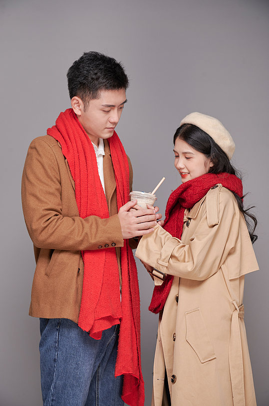 红色围巾情人节秋冬情侣喝奶茶人物摄影图片
