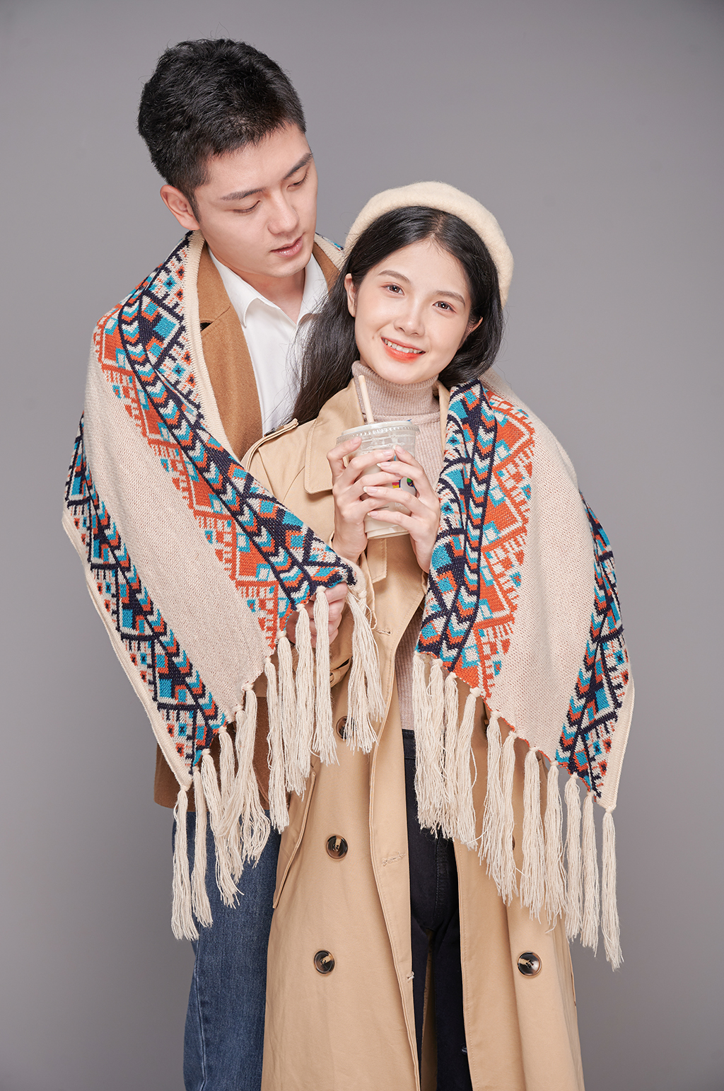 情人节秋冬甜蜜情侣人物盖毯子摄影图片素材