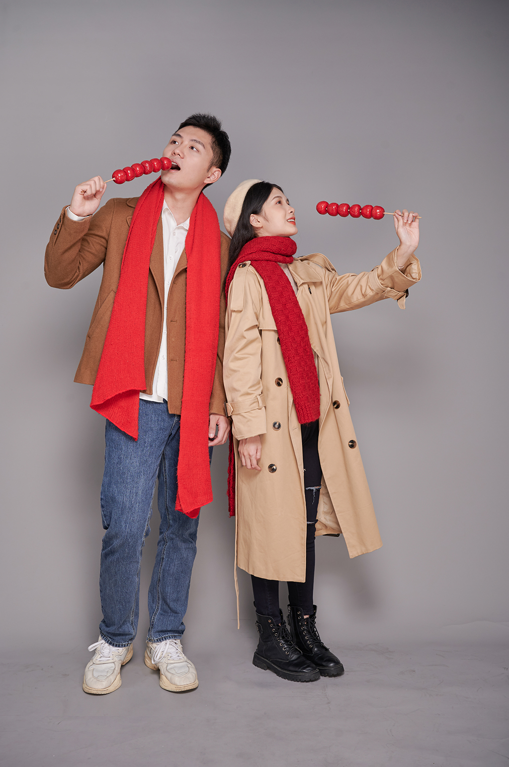 情人节秋冬情侣人物新年糖葫芦摄影图片素材