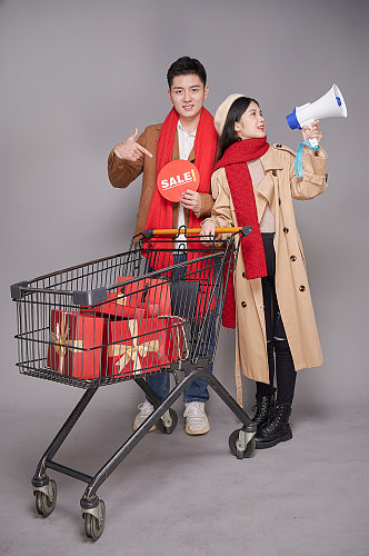 欢乐购物节秋冬情侣人物超市购物车摄影图片