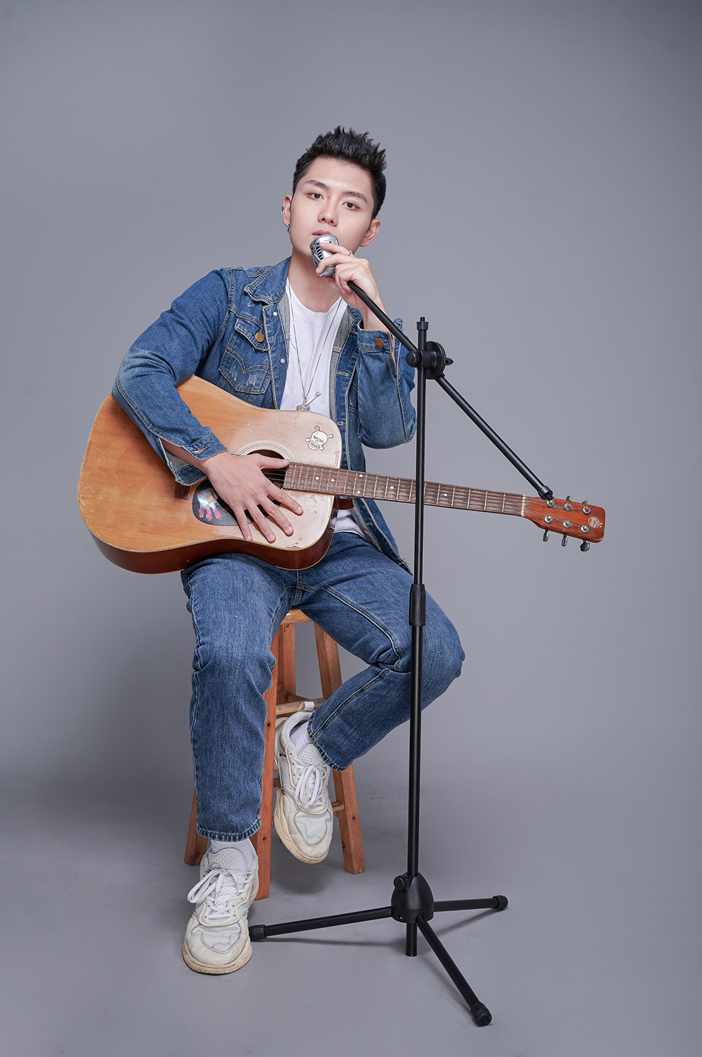 朋克搖滾吉他男青年唱歌人物精修攝影圖片素材