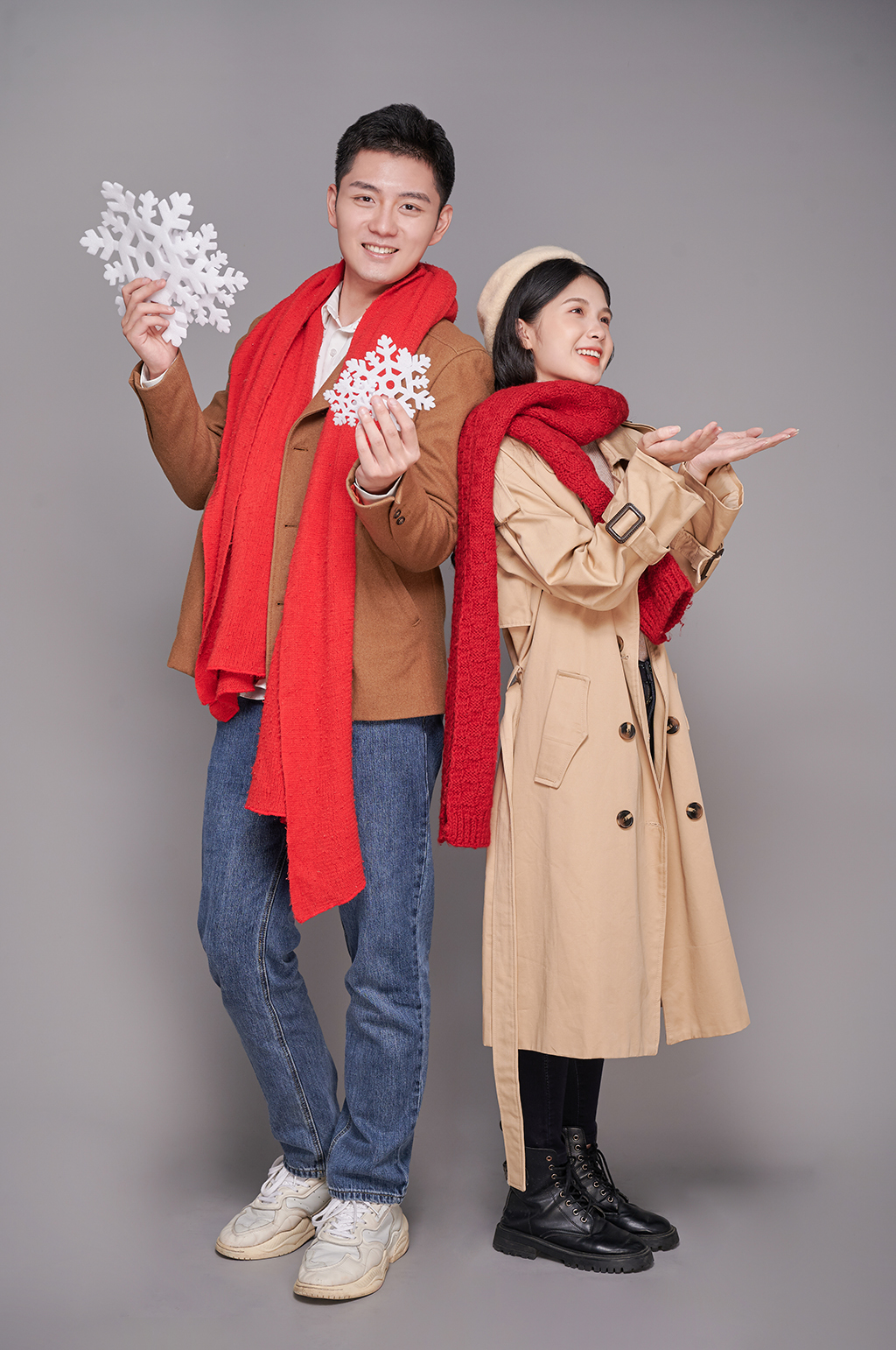 秋冬情侣背靠背雪花人物精修摄影图片素材
