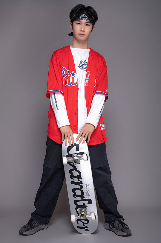 时尚滑板运动街头街舞少年人物摄影图片-众图网