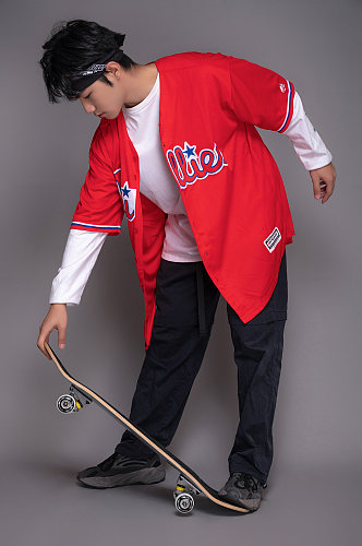 时尚嘻哈潮流滑板青年街舞少年人物摄影图片